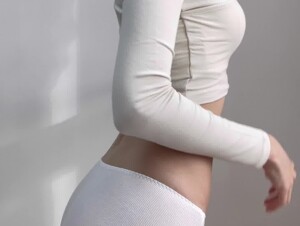 레깅스 입고 의자에 걸쳐서 운동