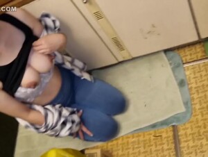 無修正FC2 PPV 3256614 【個人】ぼ乳人妻、乳首を捻って乳房をもみくちゃにすると、ミルクは出るが金は用意できず、ぼ乳を出しながらピスト