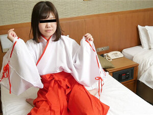 10musume 011022_01 天然むすめ 011022_01 現役巫女さんなのに処女じゃなかったので罰として中出ししてやりました