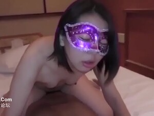 無修正FC2PPV 3158071 【個人撮影・中出し】華奢な体の人妻に突き刺さる肉棒　突かれるといいき声で啼く淫売熟妻