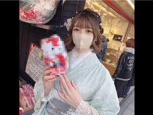 無修正FC2 PPV 3215955 初顔出し撮影！！本日限定1980pt！！僕が通っている青山の美人美容師に着物を着せて河川敷で野外フェラ＆口内射精