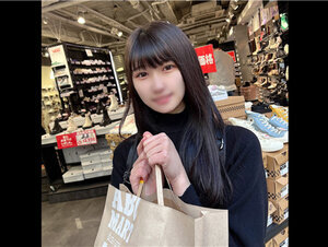 無修正FC2 PPV 3256136 初撮影・顔出し！！4/19まで限定！！公然の場でふいに僕の股間を弄り始める世間知らずな20歳の女子大生彼氏以外