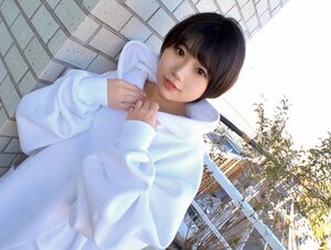 素人動画SIRO-5071 【可愛い顔して意外と変態？】ぶかぶかのパーカーを上に来ただけで、ズボンやスカートは穿かず(パーカーめくればすぐ