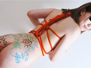 10musume 110323_01 天然むすめ 110323_01 全身落書きだらけになった美ボディを調教しまくり！皆野みらい