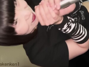 無修正FC2 PPV 4472868 -Aﾊﾞﾚたら即削.除【ｶﾞﾁ流.出.】ﾒｼﾞｬーﾃﾞﾋﾞｭーを果たした現.役.アイドルのハメ撮り動画。自身の曲を歌わせながら