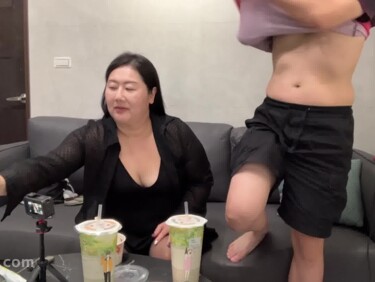 無修正FC2 PPV 4815638 【無修正】初対面からノーパンツで来た台湾デブ、焼きそばいっぱいの口の中にぶっ込みイラマチオ、３回逝かせて中出